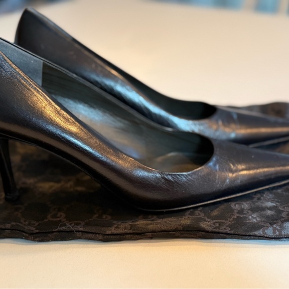 Black Gucci leather heels size 8, used but nearly perfect condition. - Picture 5 of 6